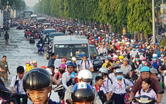 Dân Cần Thơ bơi ghe trên đường trong đợt triều cường lớn nhất lịch sử - Hình 3 Dan Can Tho boi ghe tren duong trong dot trieu cuong lon nhat lich su-Hinh-3