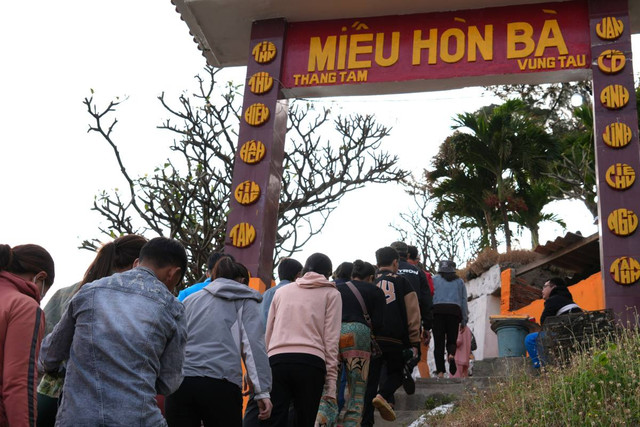 BR-VT: Hàng nghìn người vượt biển dâng hương đầu năm tại Hòn Bà - Hình 8 BR-VT: Hang nghin nguoi vuot bien dang huong dau nam tai Hon Ba-Hinh-8