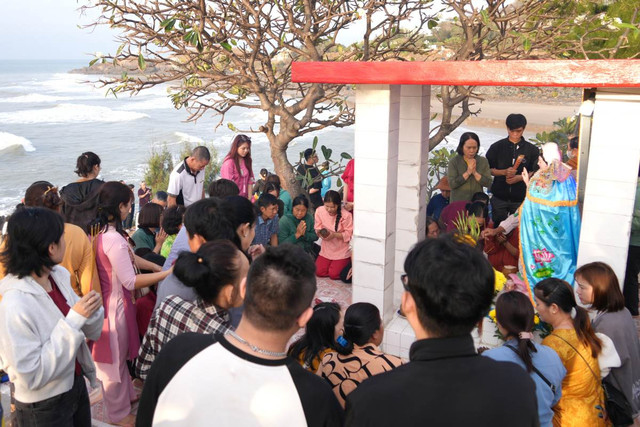 BR-VT: Hàng nghìn người vượt biển dâng hương đầu năm tại Hòn Bà - Hình 9 BR-VT: Hang nghin nguoi vuot bien dang huong dau nam tai Hon Ba-Hinh-9