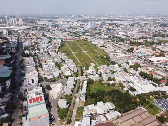 Toan canh Khu nha o thuong mai duong sat Di An dinh lum xum