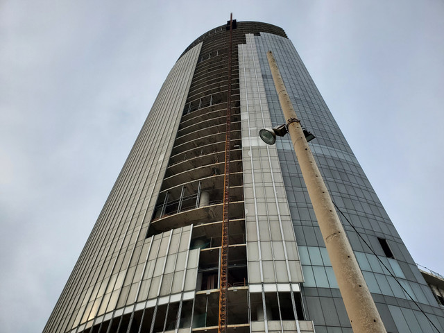 Cận cảnh dự án Saigon One Tower 'đắp chiếu' hơn 10 năm đang được thi công trở lại - Hình 4 Can canh du an Saigon One Tower 'dap chieu' hon 10 nam dang duoc thi cong tro lai-Hinh-4