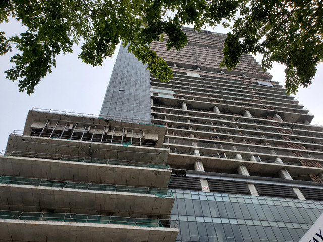 Cận cảnh dự án Saigon One Tower 'đắp chiếu' hơn 10 năm đang được thi công trở lại - Hình 5 Can canh du an Saigon One Tower 'dap chieu' hon 10 nam dang duoc thi cong tro lai-Hinh-5