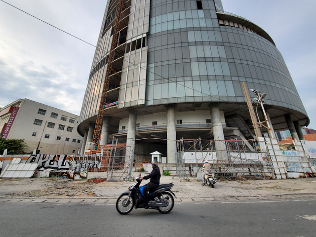 Cận cảnh dự án Saigon One Tower 'đắp chiếu' hơn 10 năm đang được thi công trở lại - Hình 6 Can canh du an Saigon One Tower 'dap chieu' hon 10 nam dang duoc thi cong tro lai-Hinh-6