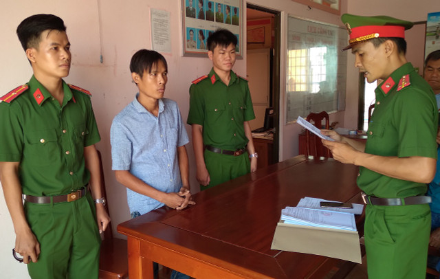 Cầm dao ra đường chặn xe cấp cứu để xin tiền mua rượu Cam dao ra duong chan xe cap cuu de xin tien mua ruou