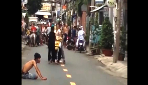 Thực hư người phụ nữ “ngáo đá” chém hàng loạt người đi đường - Hình 3 Thuc hu nguoi phu nu “ngao da” chem hang loat nguoi di duong-Hinh-3