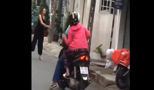 Thực hư người phụ nữ “ngáo đá” chém hàng loạt người đi đường - Hình 2 Thuc hu nguoi phu nu “ngao da” chem hang loat nguoi di duong-Hinh-2