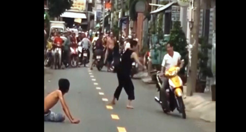 Thực hư người phụ nữ “ngáo đá” chém hàng loạt người đi đường - Hình 4 Thuc hu nguoi phu nu “ngao da” chem hang loat nguoi di duong-Hinh-4