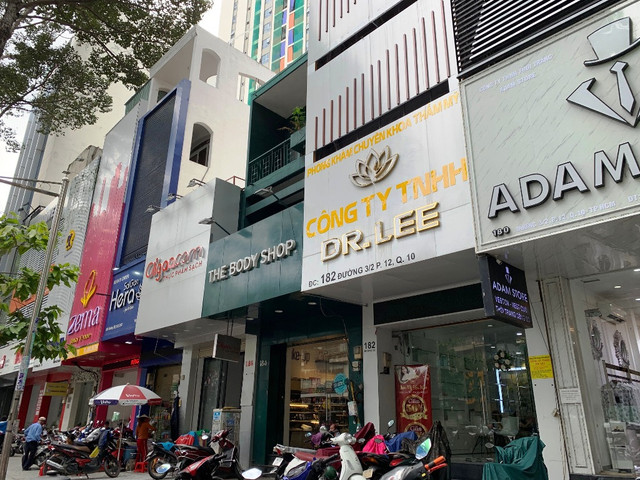 Thẩm mỹ viện Dr Lee: Ngang nhiên quảng cáo dịch vụ cấm thực hiện - Hình 2 Tham my vien Dr Lee: Ngang nhien quang cao dich vu cam thuc hien-Hinh-2