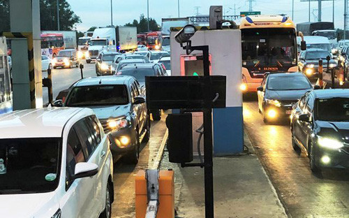 Trẻ em hoảng loạn, giao thông ùn tắc trên cao tốc Trung Lương - Hình 3 Tre em hoang loan, giao thong un tac tren cao toc Trung Luong-Hinh-3