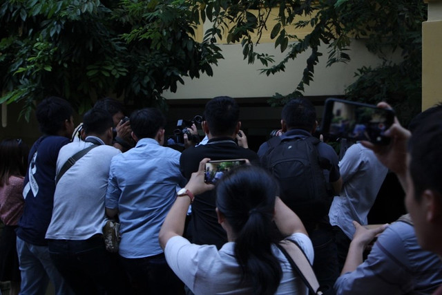 Xét xử vụ dâm ô bé gái trong thang máy: Nguyễn Hữu Linh chạy vào nhà vệ sinh trốn ống kính phóng viên - Hình 2 Xet xu vu dam o be gai trong thang may: Nguyen Huu Linh chay vao nha ve sinh tron ong kinh phong vien-Hinh-2