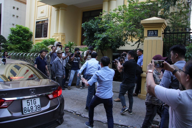 Xét xử vụ dâm ô bé gái trong thang máy: Nguyễn Hữu Linh chạy vào nhà vệ sinh trốn ống kính phóng viên Xet xu vu dam o be gai trong thang may: Nguyen Huu Linh chay vao nha ve sinh tron ong kinh phong vien