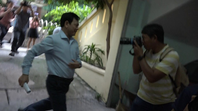 Xét xử vụ dâm ô bé gái trong thang máy: Nguyễn Hữu Linh chạy vào nhà vệ sinh trốn ống kính phóng viên - Hình 3 Xet xu vu dam o be gai trong thang may: Nguyen Huu Linh chay vao nha ve sinh tron ong kinh phong vien-Hinh-3