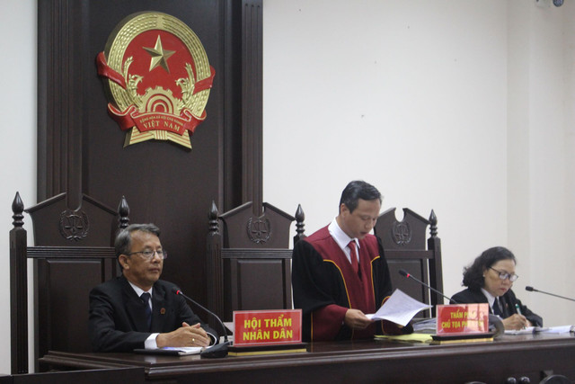 Quý bà lái xe BMW tông chết người ở Hàng Xanh không có bằng lái ô tô - Hình 2 Quy ba lai xe BMW tong chet nguoi o Hang Xanh khong co bang lai o to-Hinh-2