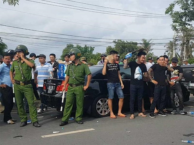 Nhóm giang hồ xăm trổ vây đánh 2 công an ở Đồng Nai: Nhậu xỉn nôn vào nhau rồi xảy ra ẩu đả Nhom giang ho xam tro vay danh 2 cong an o Dong Nai: Nhau xin non vao nhau roi xay ra au da