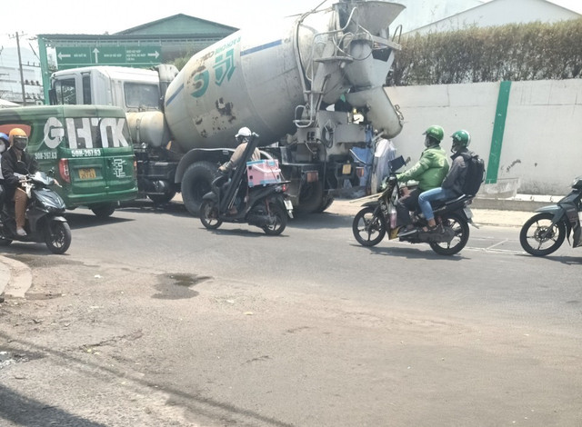 TP. HCM: Nhà thầu thi công đường Dương Quảng Hàm, đúc cống ngay vỉa hè? - Hình 2 TP. HCM: Nha thau thi cong duong Duong Quang Ham, duc cong ngay via he?-Hinh-2