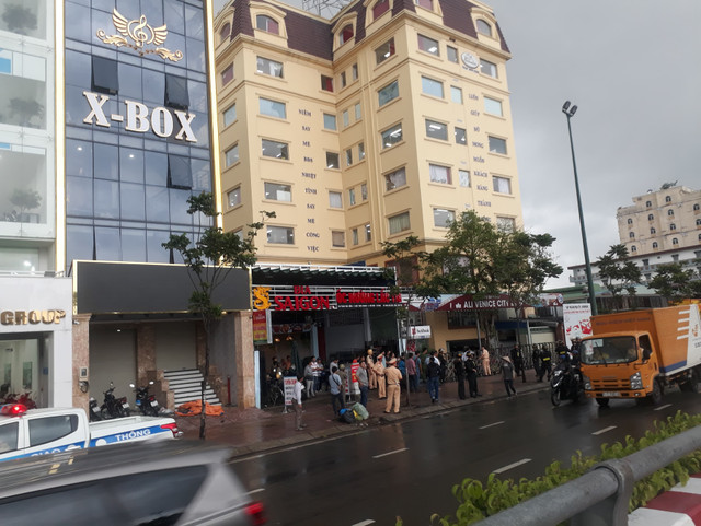 Cả trăm cảnh sát bao vây trụ sở Công ty Địa ốc Alibaba, bắt 2 anh em Nguyễn Thái Luyện - Hình 2 Ca tram canh sat bao vay tru so Cong ty Dia oc Alibaba, bat 2 anh em Nguyen Thai Luyen-Hinh-2