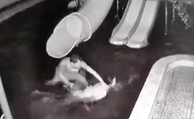 Triệu tập người đàn ông nhiều lần dìm vợ xuống hồ bơi ở Tây Ninh Trieu tap nguoi dan ong nhieu lan dim vo xuong ho boi o Tay Ninh