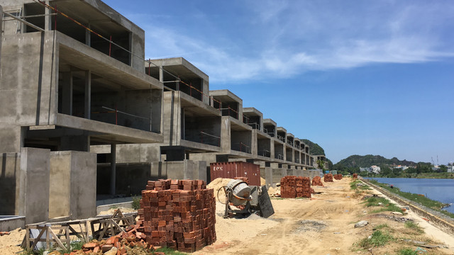 Cận cảnh 36 căn biệt thự của Đất Xanh Miền Trung bị thu hồi giấy phép xây dựng ở Đà Nẵng - Hình 8 Can canh 36 can biet thu cua Dat Xanh Mien Trung bi thu hoi giay phep xay dung o Da Nang-Hinh-8