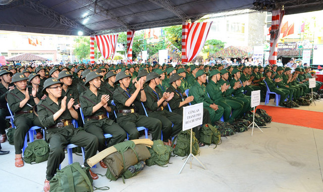 Buồn vui khó nói thành lời trong ngày tiễn tân binh nhập ngũ Buon vui kho noi thanh loi trong ngay tien tan binh nhap ngu