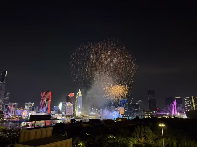 Man nhan man phao hoa thap sang bau troi TP HCM mung Dai le 30/4-Hinh-8