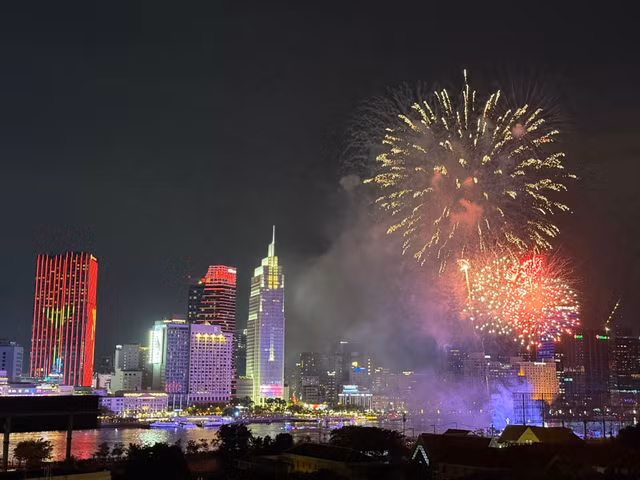 Man nhan man phao hoa thap sang bau troi TP HCM mung Dai le 30/4-Hinh-9