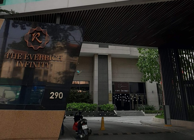 Phúc Yên, Phát Đạt tranh chấp chỗ đỗ xe trong chung cư: Cư dân phải đậu ô tô ở vỉa hè - Hình 2 Phuc Yen, Phat Dat tranh chap cho do xe trong chung cu: Cu dan phai dau o to o via he-Hinh-2