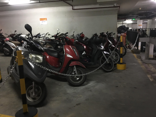 Phúc Yên, Phát Đạt tranh chấp chỗ đỗ xe trong chung cư: Cư dân phải đậu ô tô ở vỉa hè Phuc Yen, Phat Dat tranh chap cho do xe trong chung cu: Cu dan phai dau o to o via he