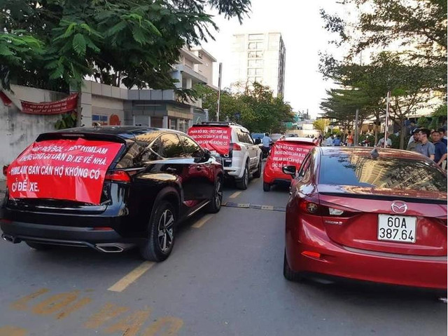 Phúc Yên, Phát Đạt tranh chấp chỗ đỗ xe trong chung cư: Cư dân phải đậu ô tô ở vỉa hè - Hình 3 Phuc Yen, Phat Dat tranh chap cho do xe trong chung cu: Cu dan phai dau o to o via he-Hinh-3