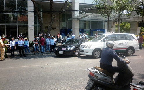 Sieu xe Bentley chục tỷ bien tú quý gap nan giua Sai Gon-Hinh-2