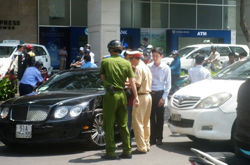 Sieu xe Bentley chục tỷ bien tú quý gap nan giua Sai Gon