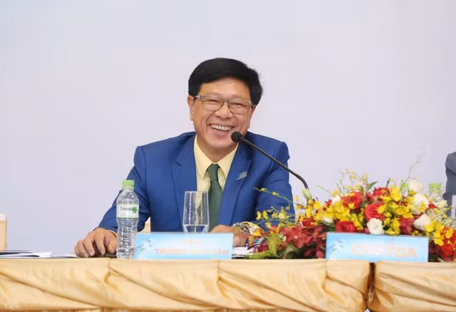 Chủ tịch HQC Trương Anh Tuấn ngồi 'ghế nóng' Thành phố Vàng và động thái 'lạ' Chu tich HQC Truong Anh Tuan ngoi 'ghe nong' Thanh pho Vang va dong thai 'la'