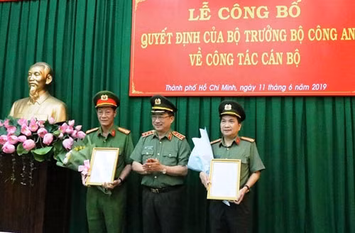 Trao quyet dinh chuyen nganh cho Pho giam doc Cong an TP HCM