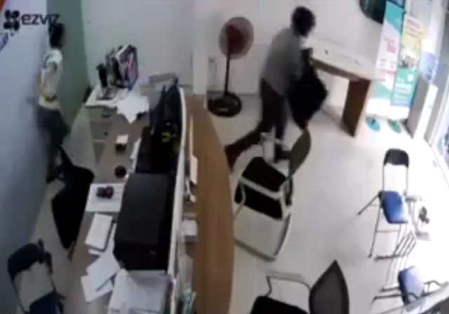 Cô gái Sài Gòn 'đấu tay đôi' với tên cướp dí dao vào cổ mình - Hình 3 Co gai Sai Gon 'dau tay doi' voi ten cuop di dao vao co minh-Hinh-3