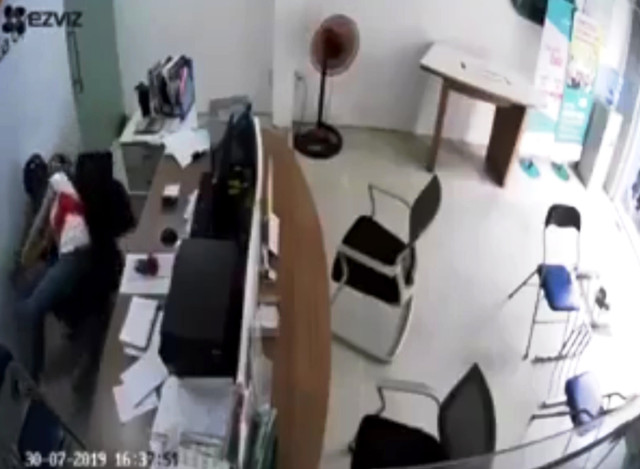 Cô gái Sài Gòn 'đấu tay đôi' với tên cướp dí dao vào cổ mình - Hình 2 Co gai Sai Gon 'dau tay doi' voi ten cuop di dao vao co minh-Hinh-2