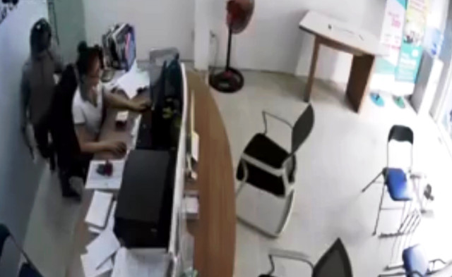 Cô gái Sài Gòn 'đấu tay đôi' với tên cướp dí dao vào cổ mình Co gai Sai Gon 'dau tay doi' voi ten cuop di dao vao co minh