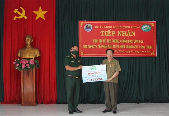 KN Paradise của ông Lê Văn Kiểm tặng 4 tỉ đồng hỗ trợ BĐBP phục vụ công tác phòng chống dịch Covid-19 KN Paradise cua ong Le Van Kiem tang 4 ti dong ho tro BDBP phuc vu cong tac phong chong dich Covid-19
