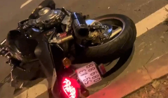 Người đàn ông chạy môtô 400 phân khối chết trên đại lộ ở Sài Gòn - Hình 2 Nguoi dan ong chay moto 400 phan khoi chet tren dai lo o Sai Gon-Hinh-2