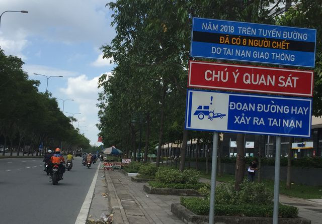 Người đàn ông chạy môtô 400 phân khối chết trên đại lộ ở Sài Gòn - Hình 4 Nguoi dan ong chay moto 400 phan khoi chet tren dai lo o Sai Gon-Hinh-4