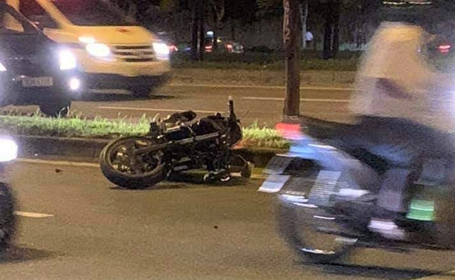 Người đàn ông chạy môtô 400 phân khối chết trên đại lộ ở Sài Gòn Nguoi dan ong chay moto 400 phan khoi chet tren dai lo o Sai Gon