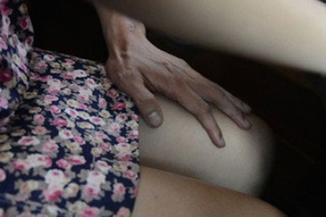 Thầy giáo 55 tuổi nhiều lần quan hệ tình dục với nữ sinh lớp 10 đến mang thai Thay giao 55 tuoi nhieu lan quan he tinh duc voi nu sinh lop 10 den mang thai