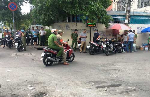 Người đàn ông mang giấy khám bệnh chết dưới gầm cầu vượt bằng thép ở Sài Gòn Nguoi dan ong mang giay kham benh chet duoi gam cau vuot bang thep o Sai Gon