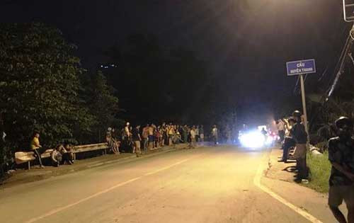 Mẹ ôm thi thể con gái 6 tuổi khóc ngất giữa đường ở Sài Gòn Me om thi the con gai 6 tuoi khoc ngat giua duong o Sai Gon