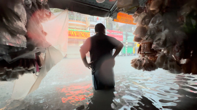 Nguoi dan TP HCM 'khong thay duong ve nha' sau con mua suot 2 gio chieu qua-Hinh-14