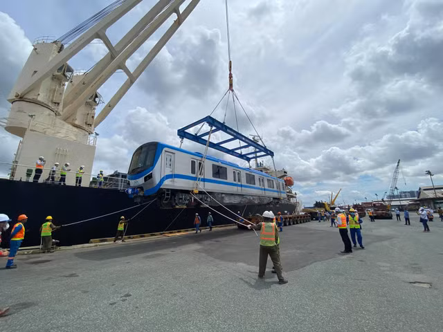 Can canh tau metro so 1 ve toi Sai Gon-Hinh-12
