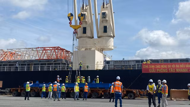 Can canh tau metro so 1 ve toi Sai Gon-Hinh-4