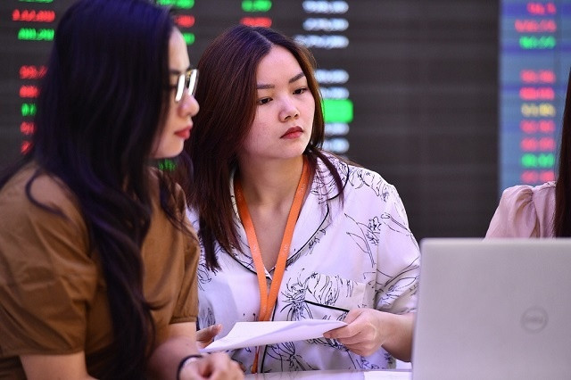 Chứng khoán thực chiến: Hành trình từ một F0 trở thành nhà đầu tư chuyên nghiệp Chung khoan thuc chien: Hanh trinh tu mot F0 tro thanh nha dau tu chuyen nghiep