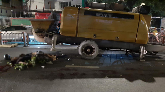 Nhiều người livestream vụ tai nạn giao thông 2 người chết ở Sài Gòn gây phản cảm - Hình 2 Nhieu nguoi livestream vu tai nan giao thong 2 nguoi chet o Sai Gon gay phan cam-Hinh-2