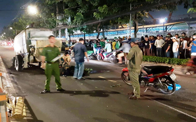 Nhiều người livestream vụ tai nạn giao thông 2 người chết ở Sài Gòn gây phản cảm - Hình 4 Nhieu nguoi livestream vu tai nan giao thong 2 nguoi chet o Sai Gon gay phan cam-Hinh-4