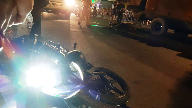 Nhiều người livestream vụ tai nạn giao thông 2 người chết ở Sài Gòn gây phản cảm - Hình 5 Nhieu nguoi livestream vu tai nan giao thong 2 nguoi chet o Sai Gon gay phan cam-Hinh-5