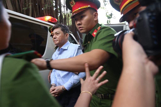 Cựu Phó chủ tịch TP HCM Nguyễn Hữu Tín gầy hơn, tóc bạc trắng sau 1 năm bị tạm giam - Hình 4 Cuu Pho chu tich TP HCM Nguyen Huu Tin gay hon, toc bac trang sau 1 nam bi tam giam-Hinh-4